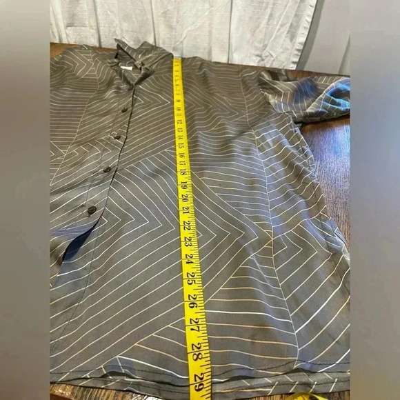 📍🤎VIA BOVIO – Taupe Geometric Button-Up Blouse (L) - Picture 4 of 10